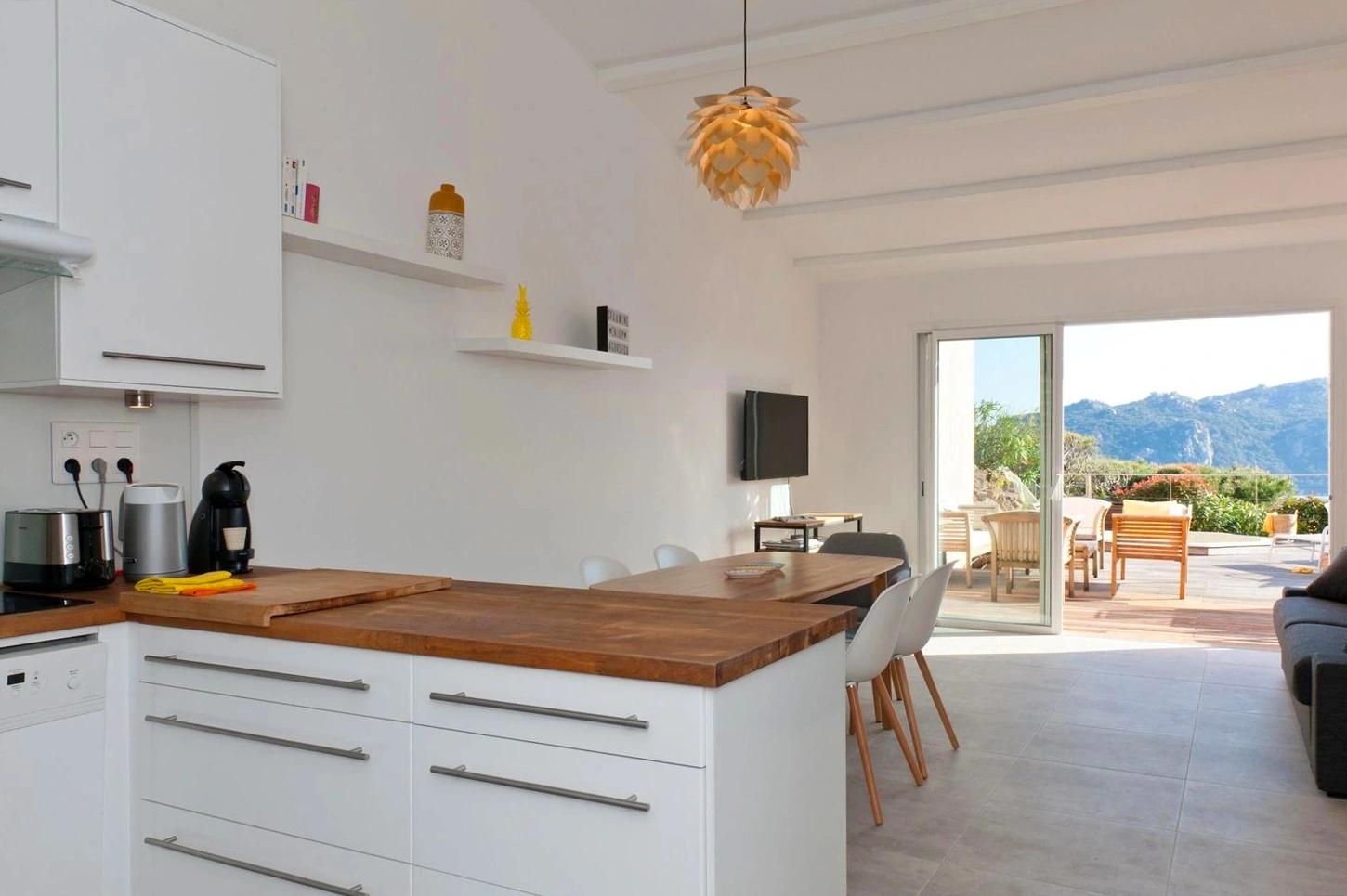 Terrasse avec vue mer dans nos villas avec jacuzzi à Santa Giulia