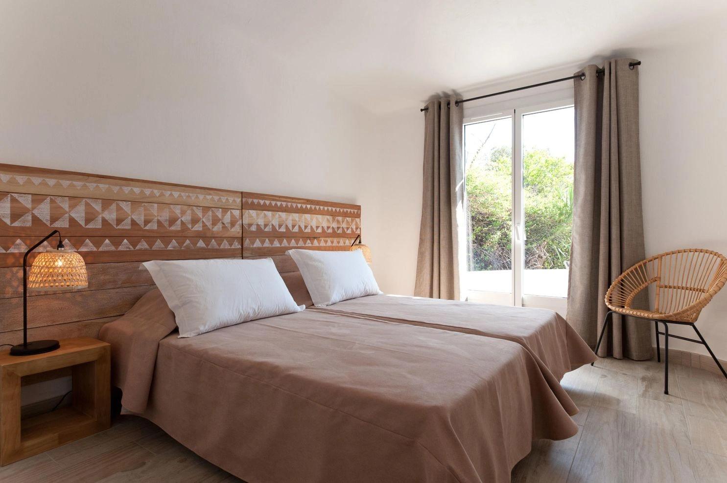 Large chambre dans nos maisons de vacances à louer à Porto-Vecchio