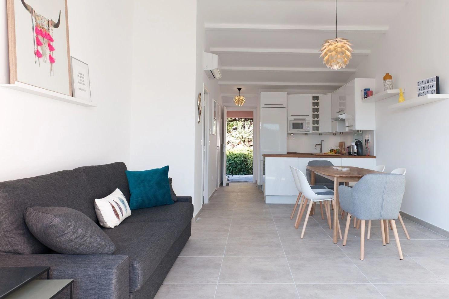 Grand salon dans nos villas spa à louer à Santa Giulia