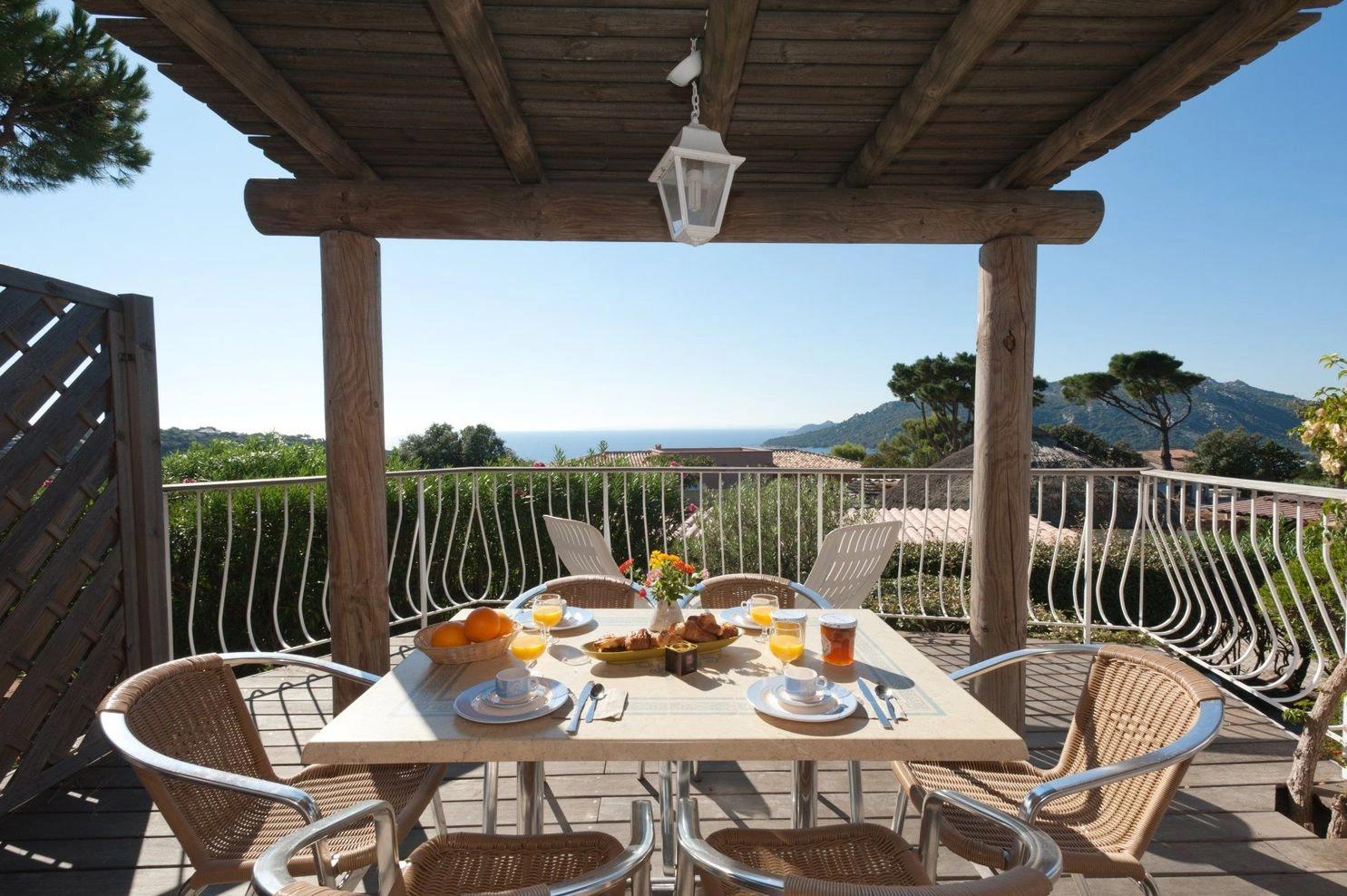 Terrasse avec vue dans nos villas à louer à Santa giulia