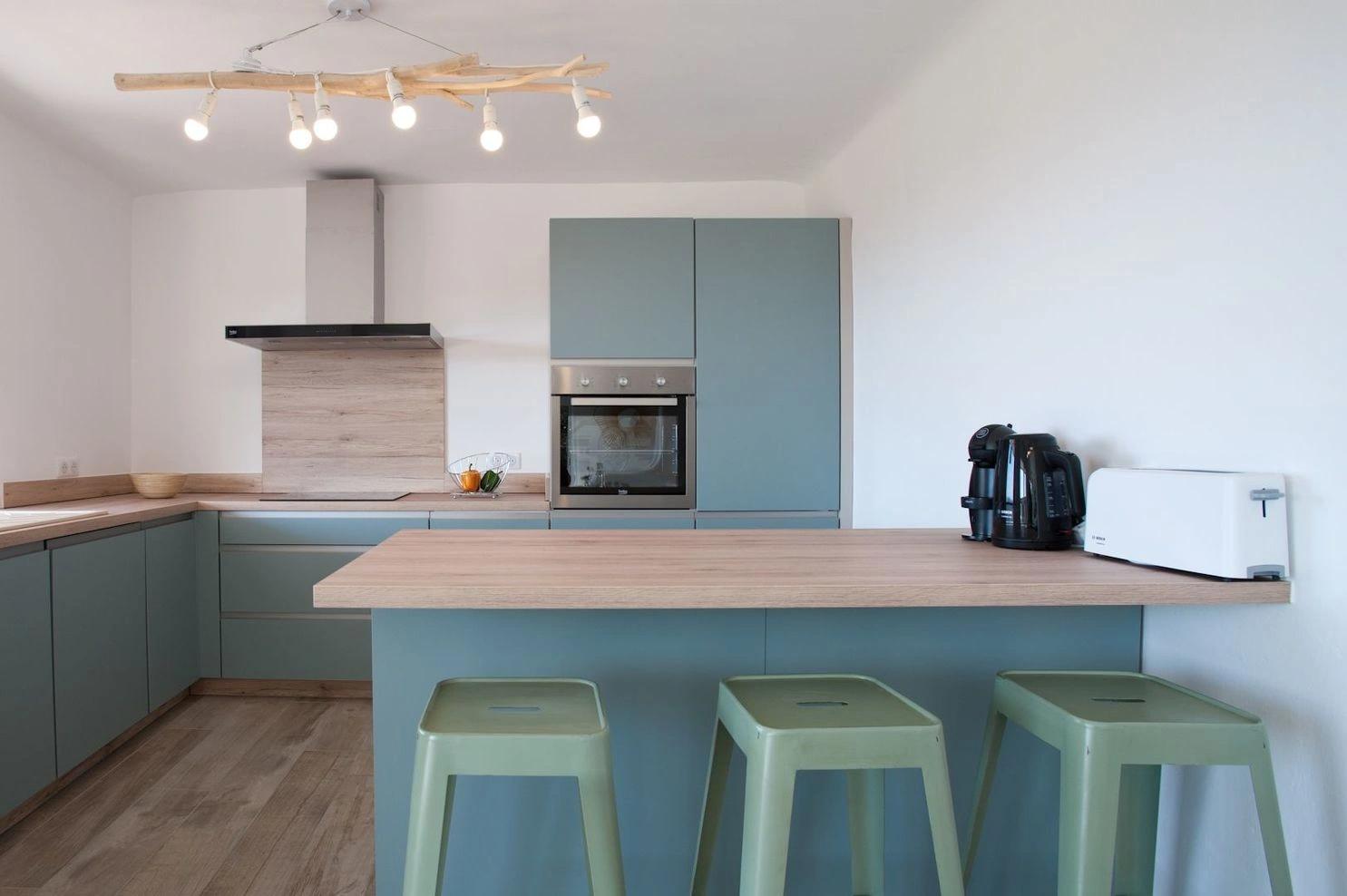 Grande cuisine entièrement équipée dans nos grandes maisons à louer à Santa Giulia