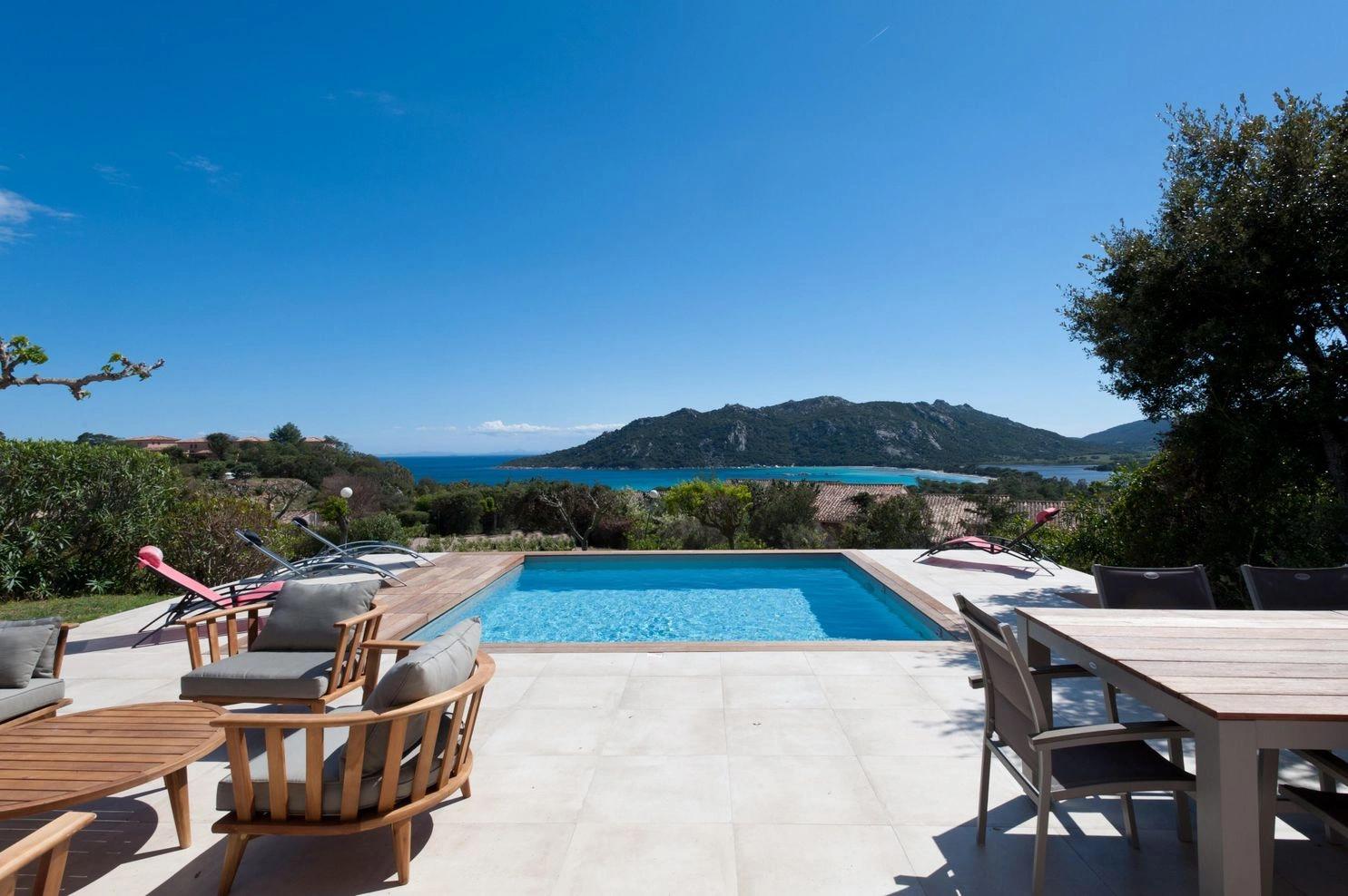 Piscine privée dans nos grandes maisons à louer à Santa Giulia