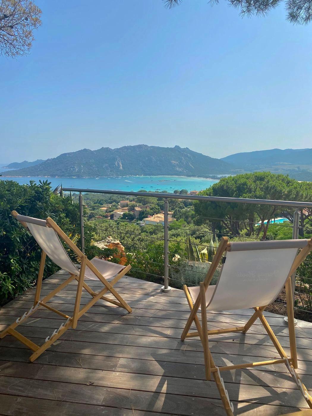 Terrasse avec vue mer panoramique dans nos grandes maisons à Porto-Vecchio