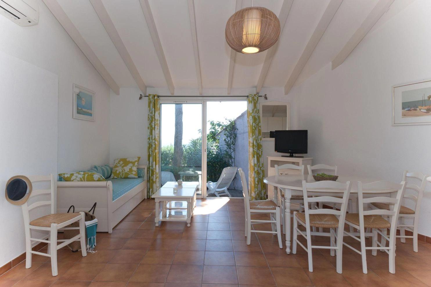 Le large salon de nos appartements à louer à Santa Giulia