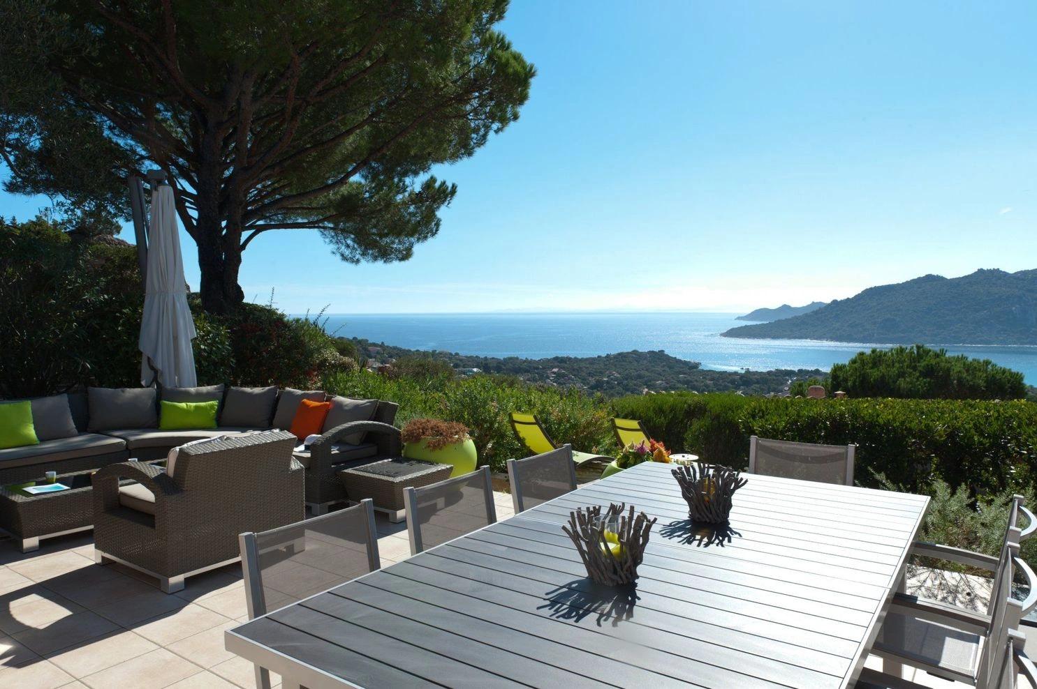 Grande terrasse avec vue panoramique dans nos grandes maisons à Porto-Vecchio