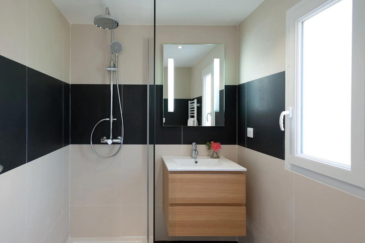 Salle de bain luxueuse dans nos grandes maisons de vacances à Porto-Vecchio