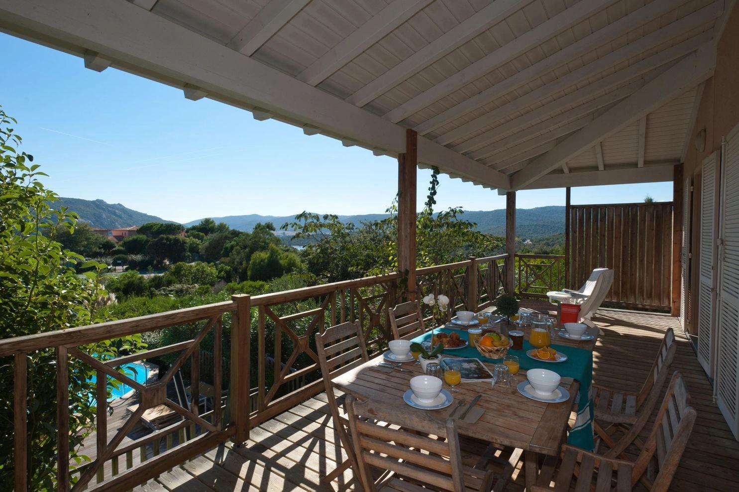 Terrasse panoramique dans nos grandes maisons à louer à Porto-Vecchio