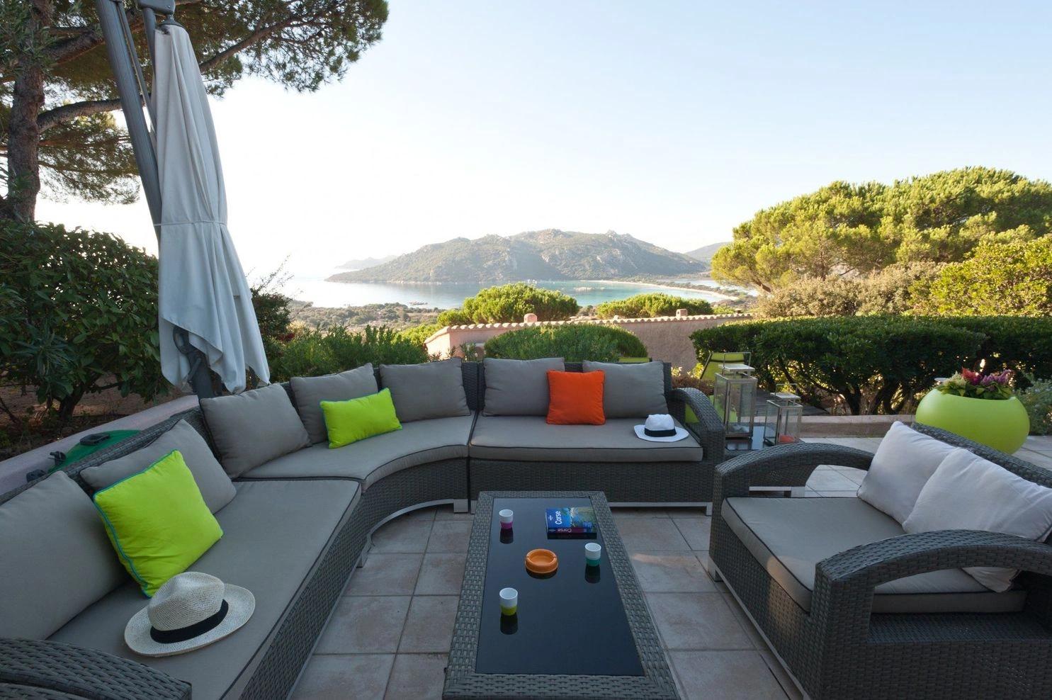 Terrasse cosy dans nos grandes maisons à louer à Porto-Vecchio