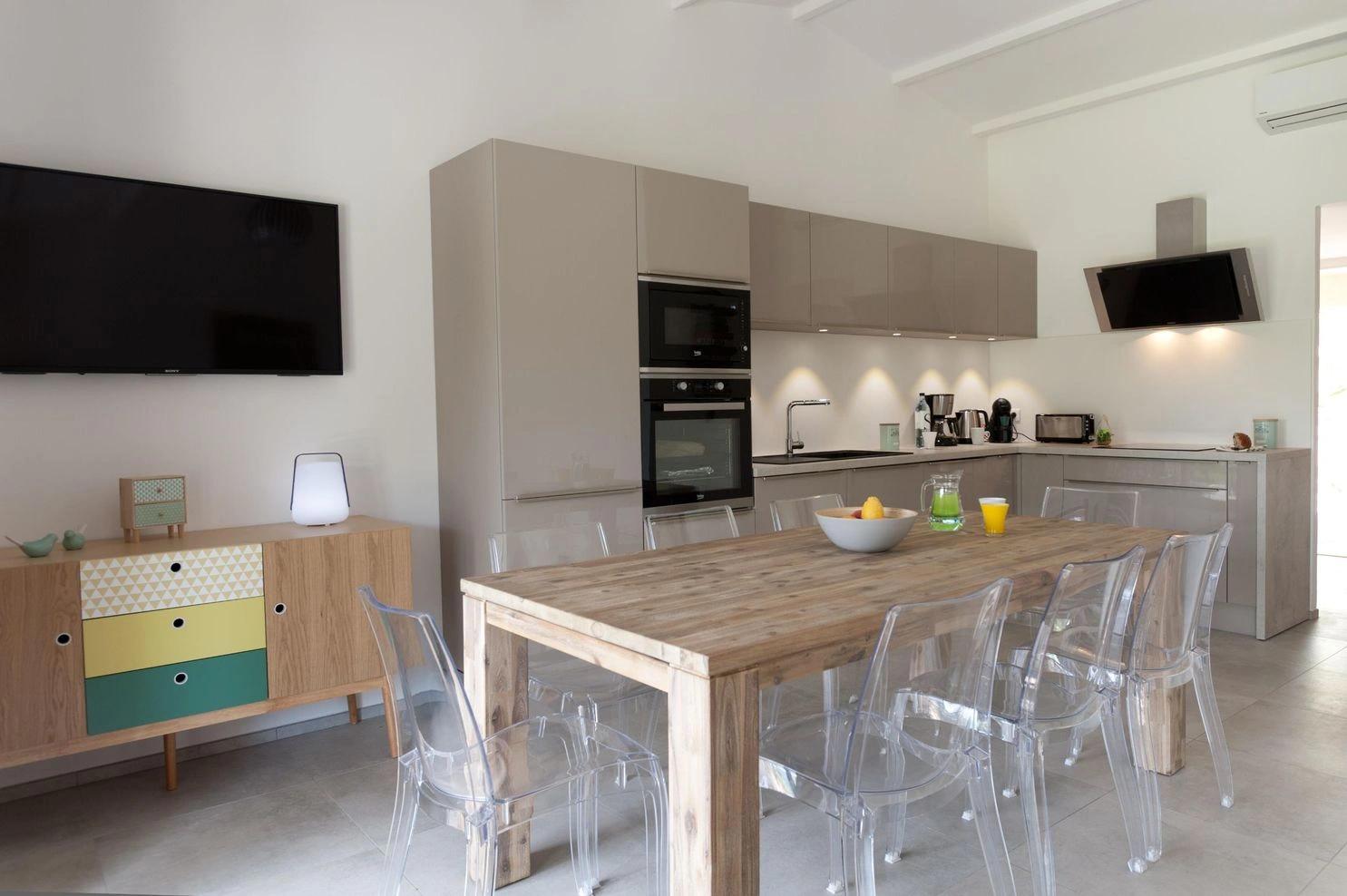 La large cuisine de nos villas à louer à Santa Giulia