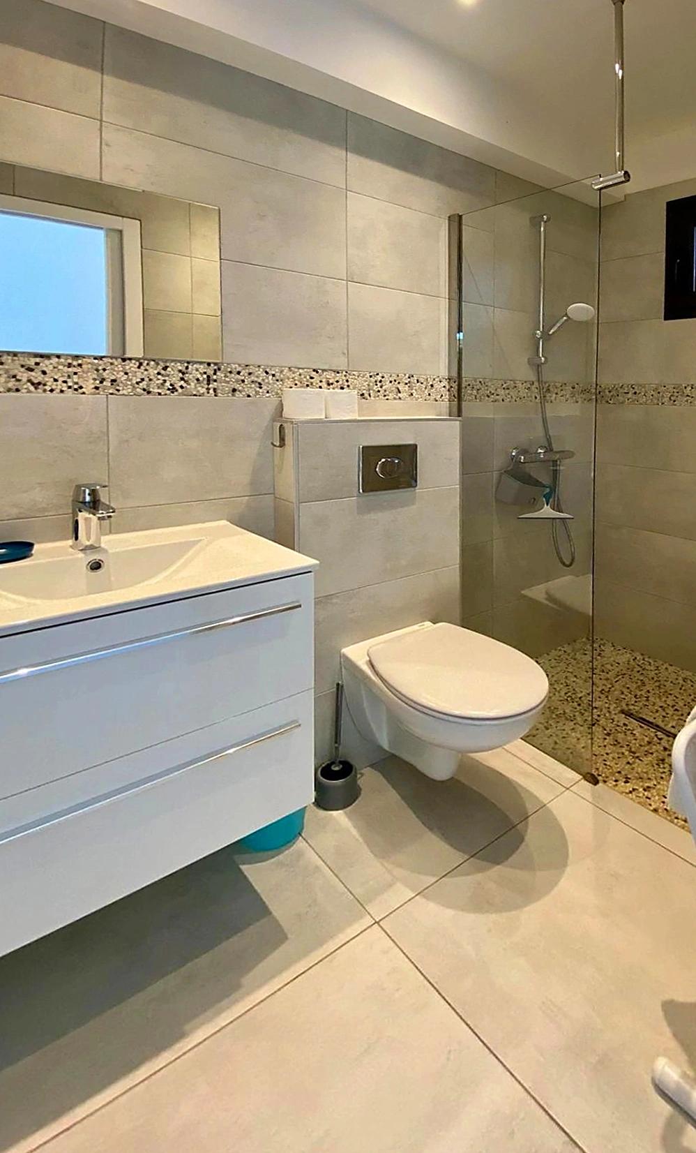 La salle de bain de nos studios de vacances à Santa Giulia