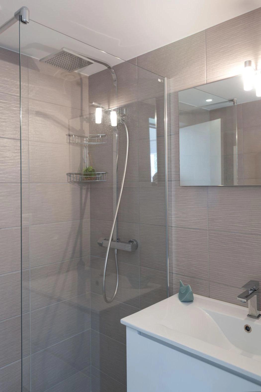 Salle de bain spacieuse dans notre villa à louer à Santa Giulia