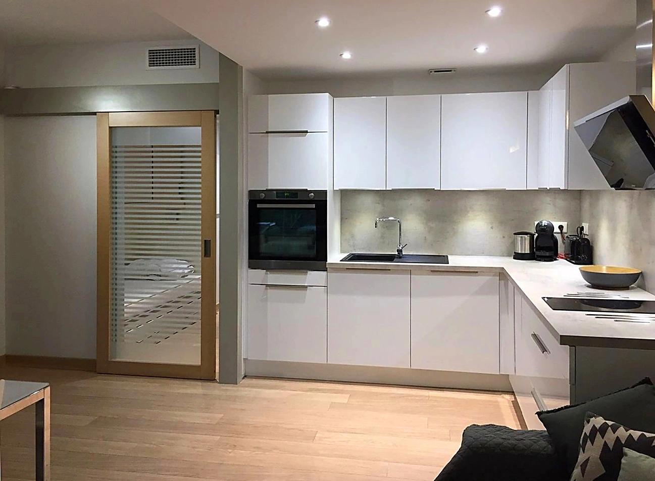 La cuisine équipée de nos appartements à louer à Santa Giulia