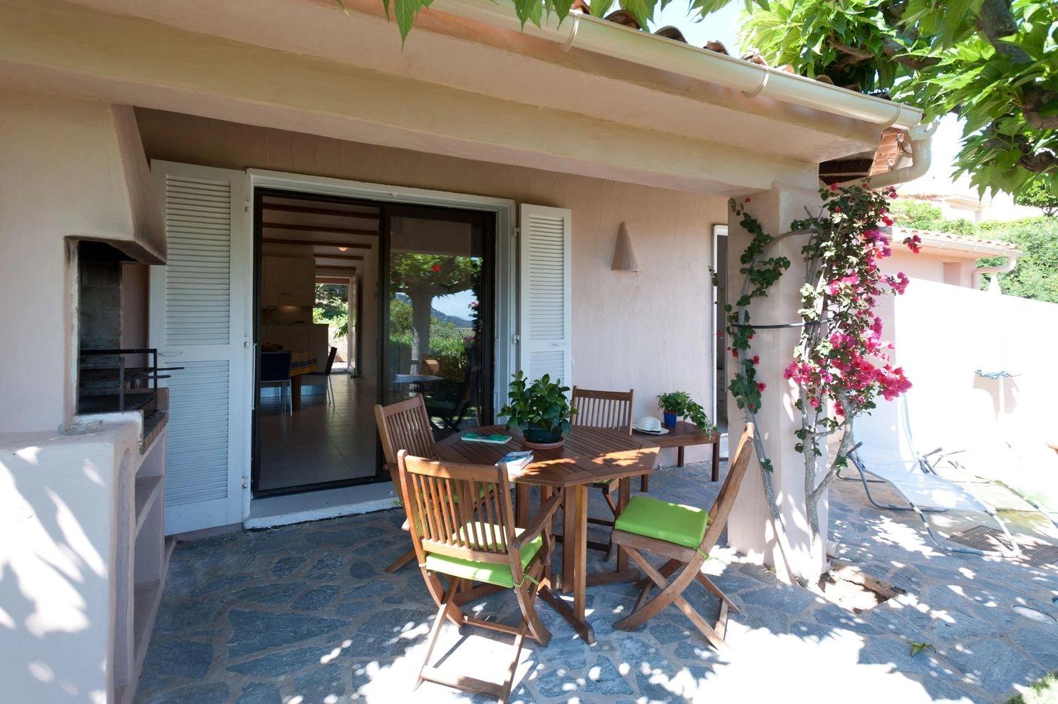 Terrasse ombragée dans nos villas avec vue à Santa Giulia