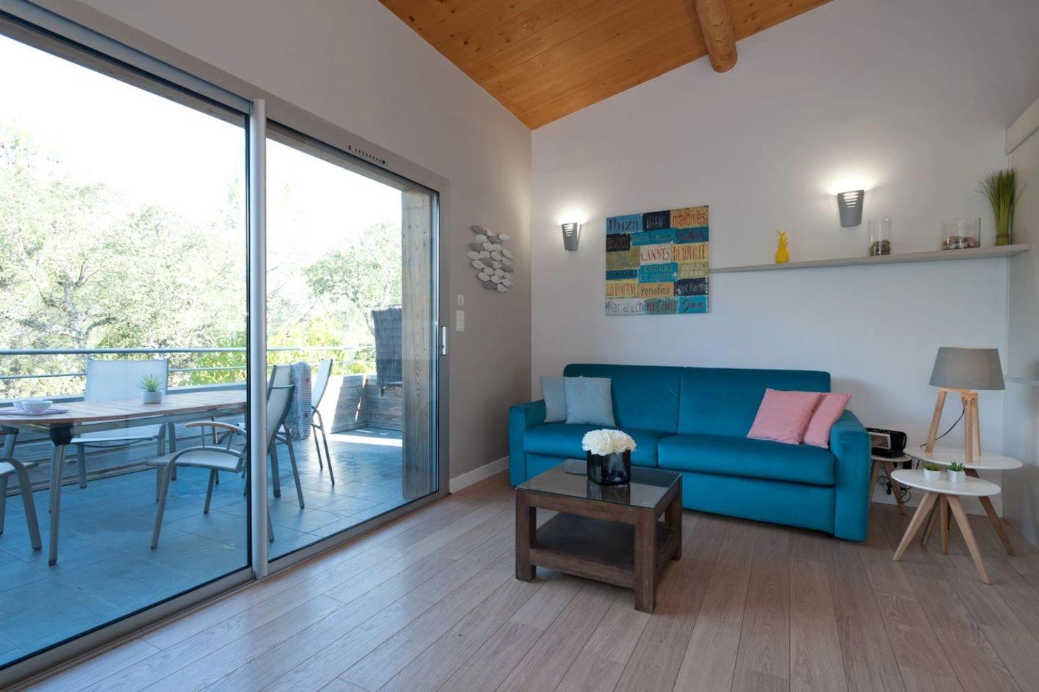 Salon avec grande terrasse dans nos appartements à louer à Santa Giulia