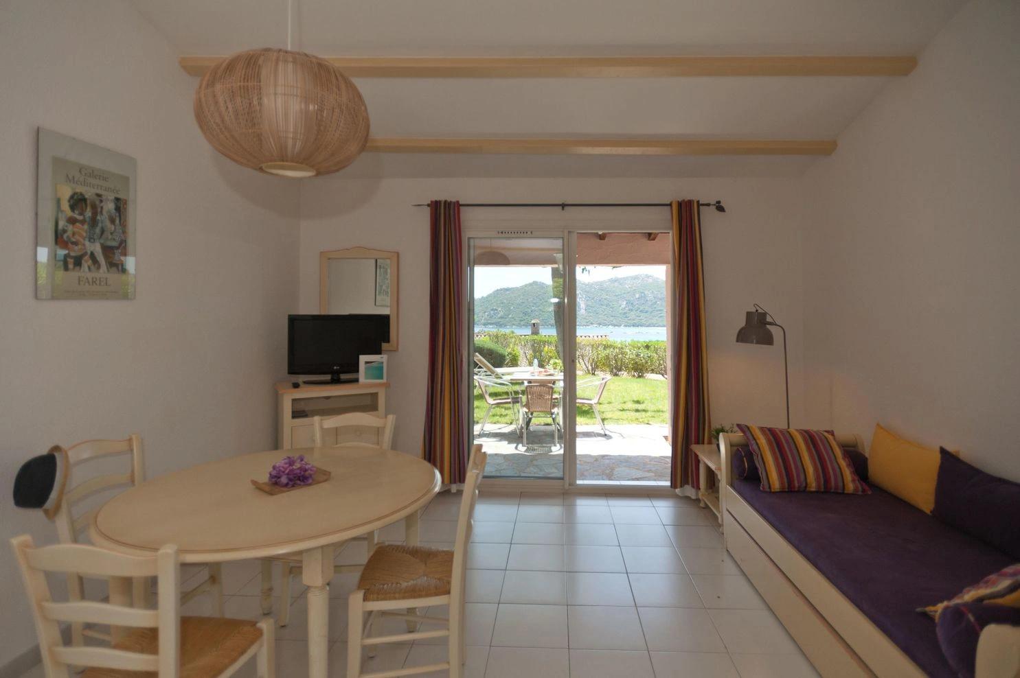 Le grand salon de nos villas à louer à Santa Giulia