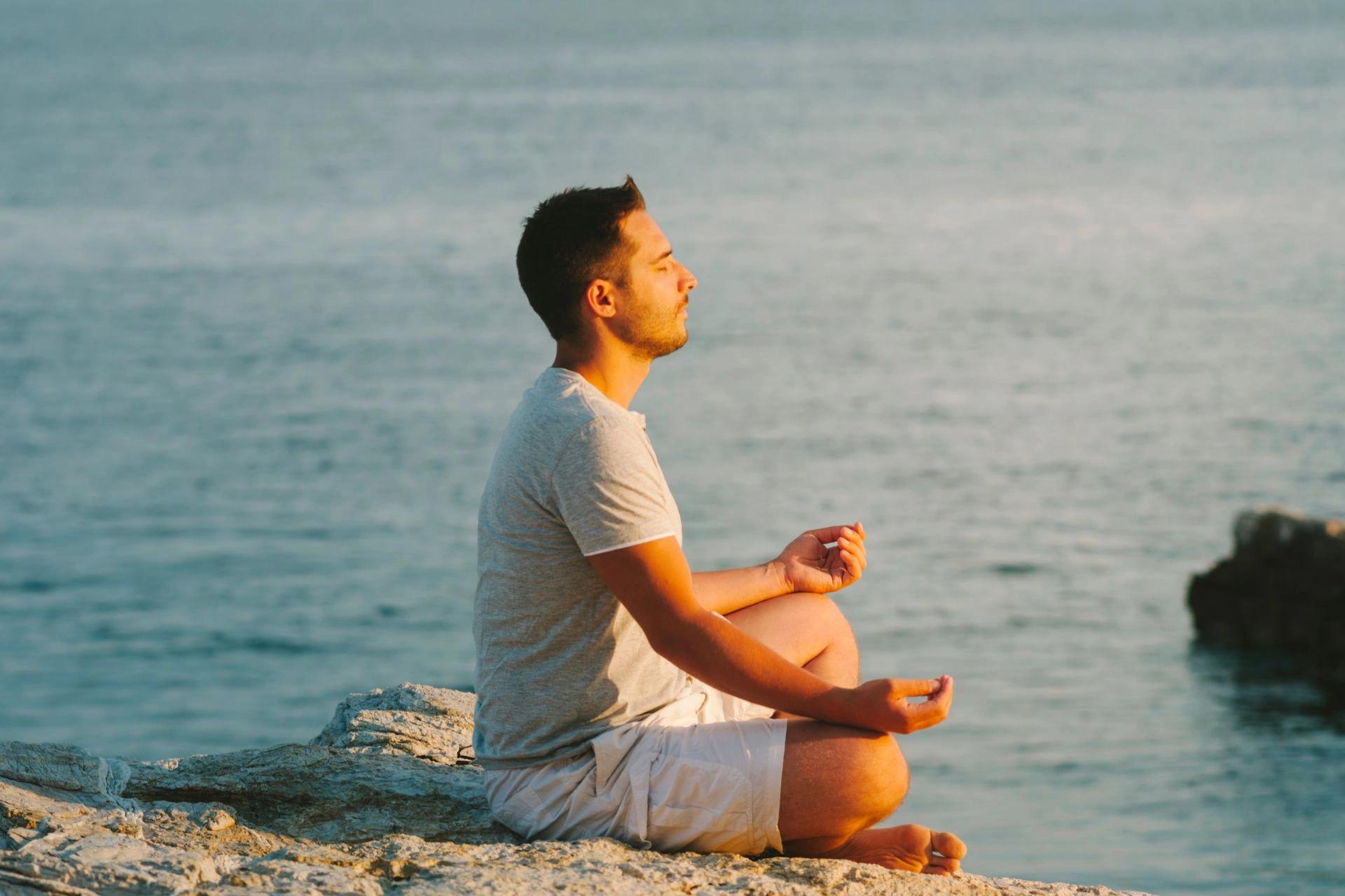 Séance de yoga dans votre résidence de vacances à Santa Giulia