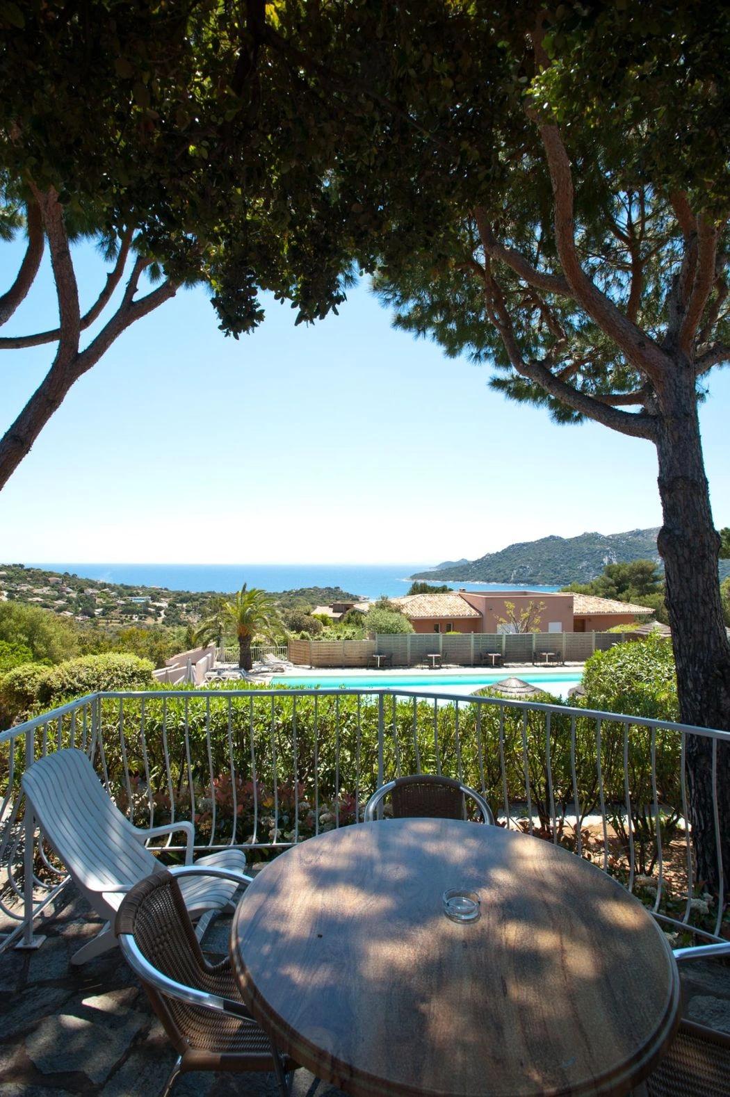 Terrasse avec piscine dans nos villas à Santa Giulia