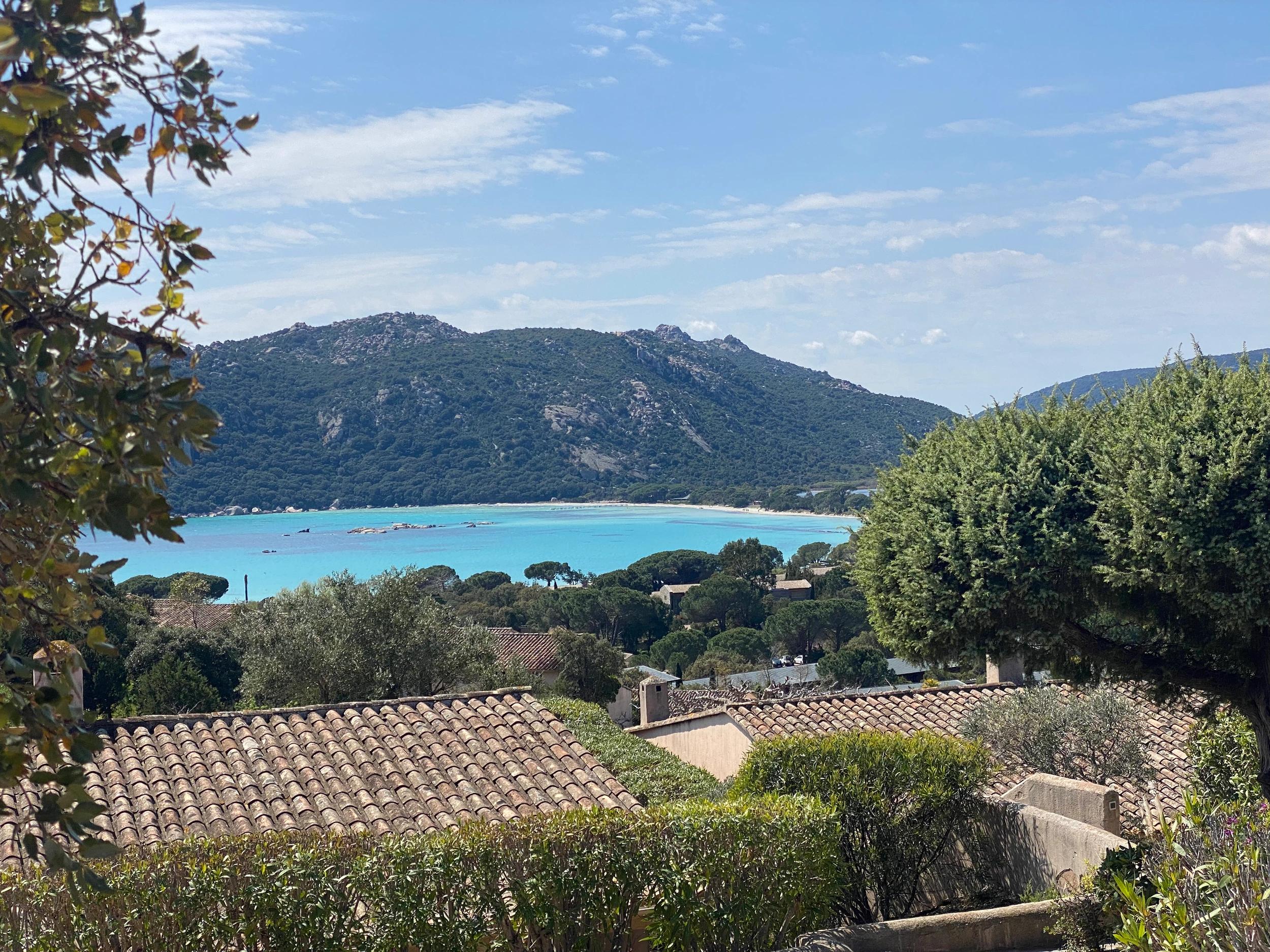 Vue mer dans nos villas à louer à Santa Giulia