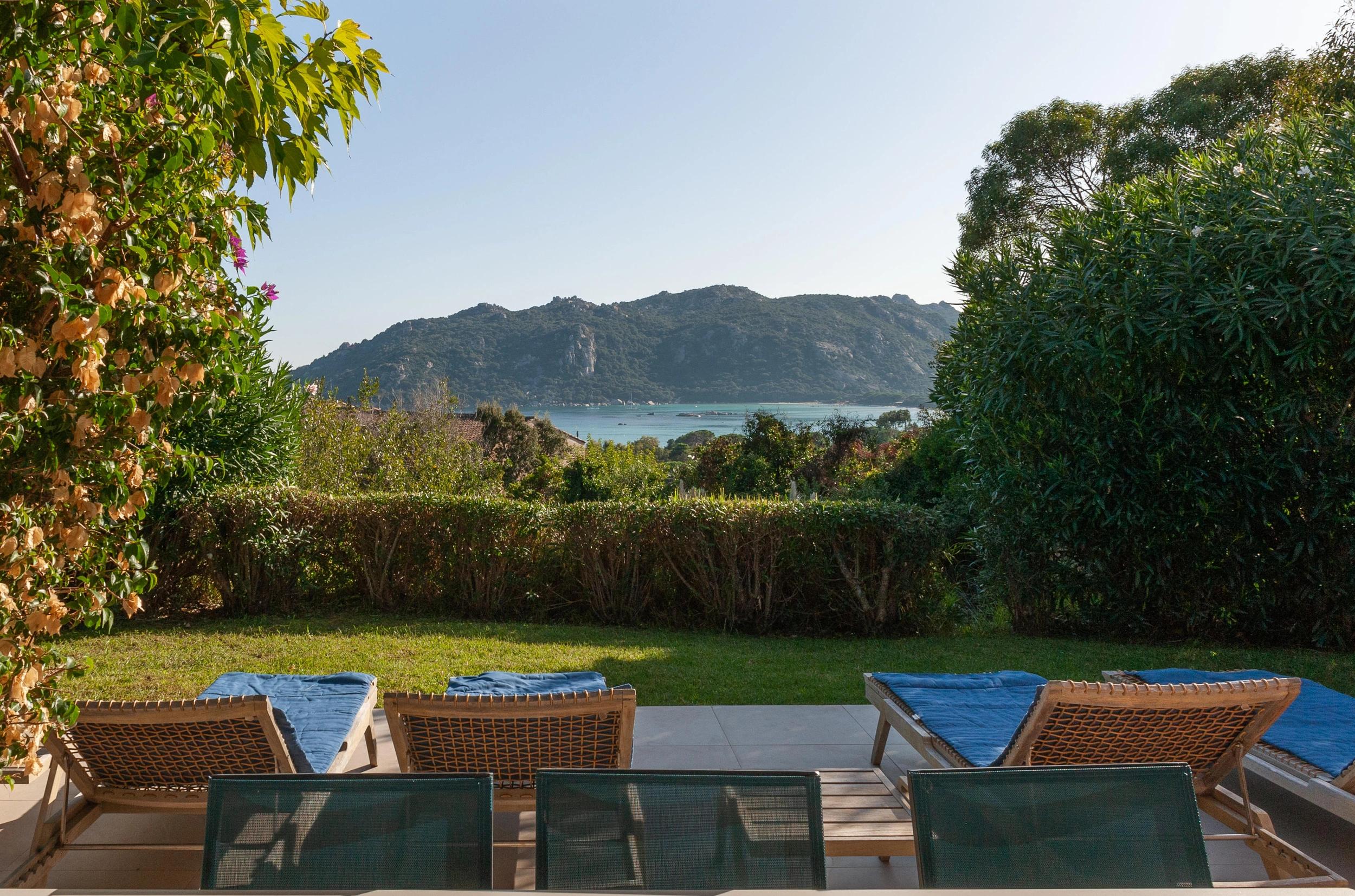 Villa avec grand jardin et vue mer à louer à Santa Giulia