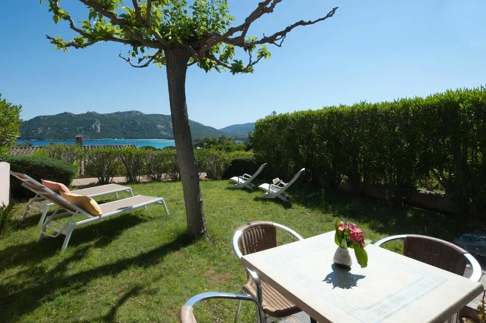 Grand jardin pour votre maison de vacances à Santa Giulia